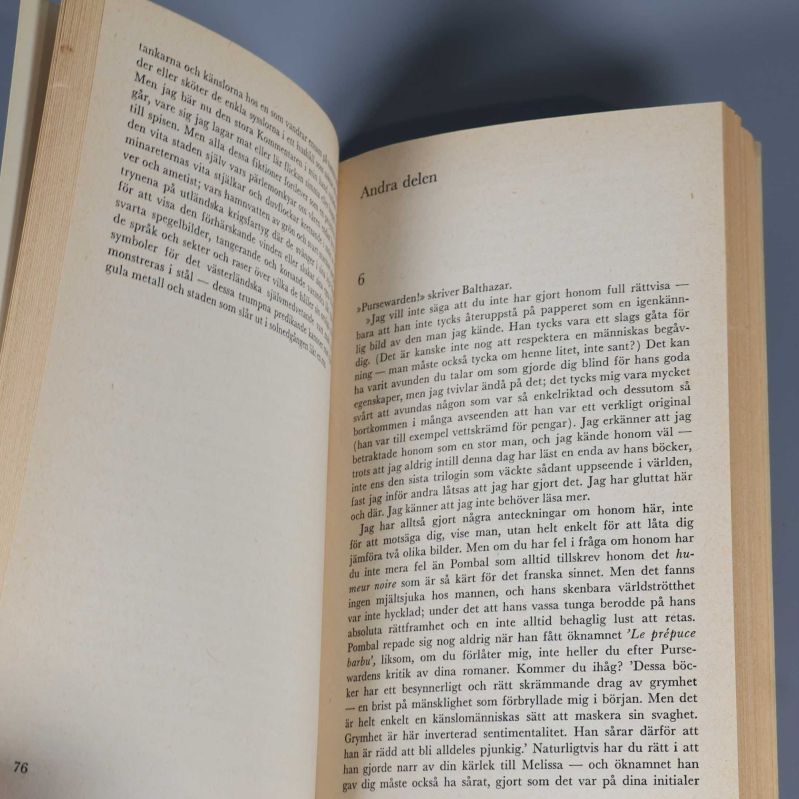 Uppslag ur en av böckerna, text på svenska och kapitelrubriker