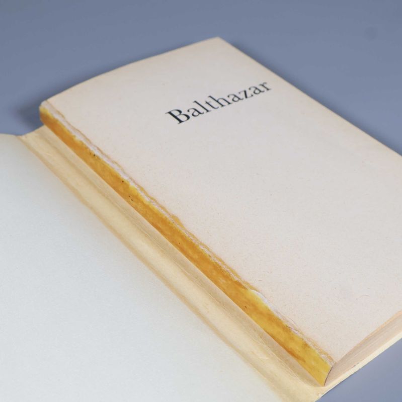 Försättsblad med titeln Balthazar tryckt i svart text