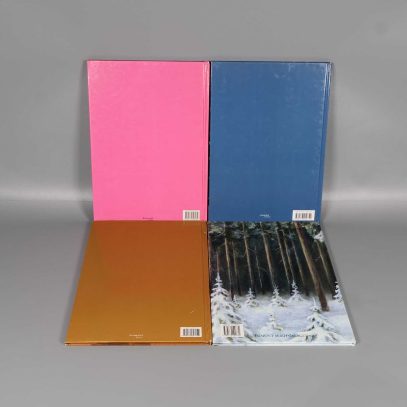 Baksidor av fyra Hälge presentböcker i olika färger