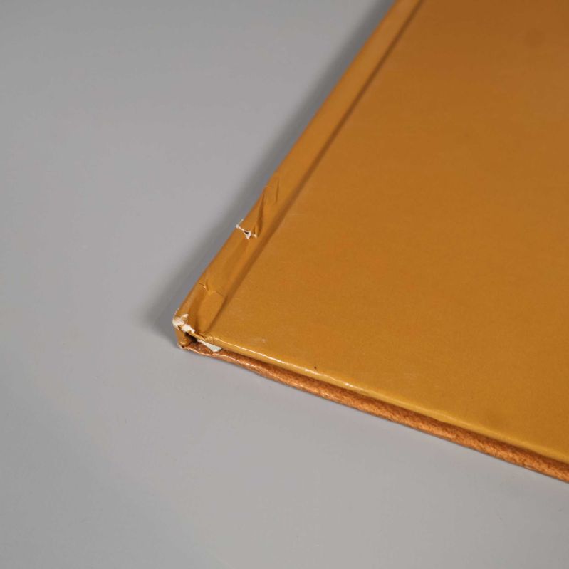 Närbild på guldfärgat bokhörn med slitage