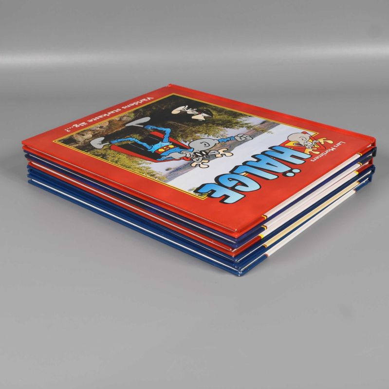 Stapel med fem Hälge-böcker sedda i vinkel