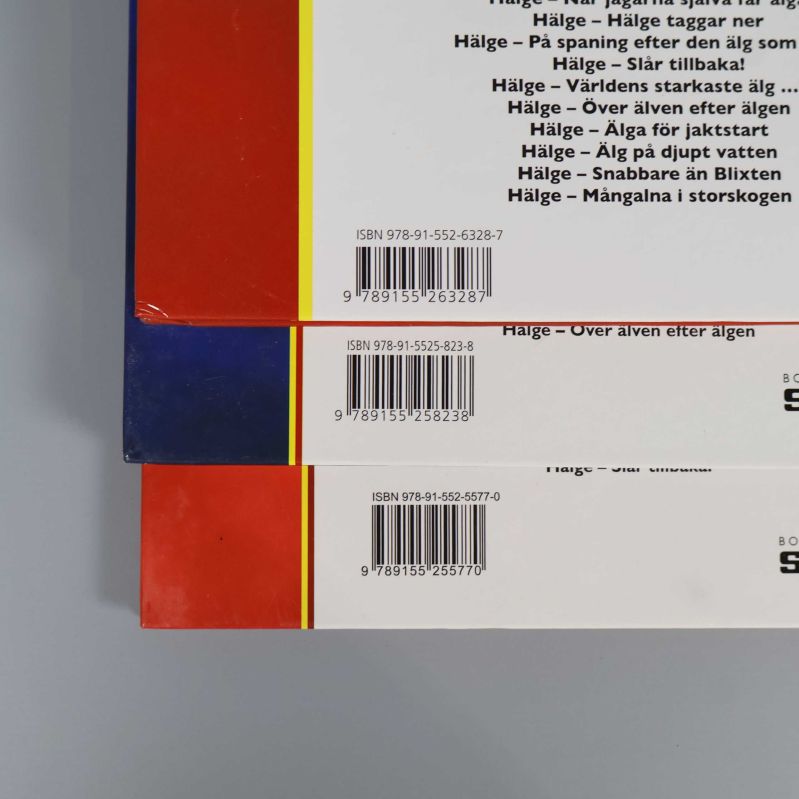 Närbild på tre Hälge böcker med streckkoder och ISBN-siffror på baksidan