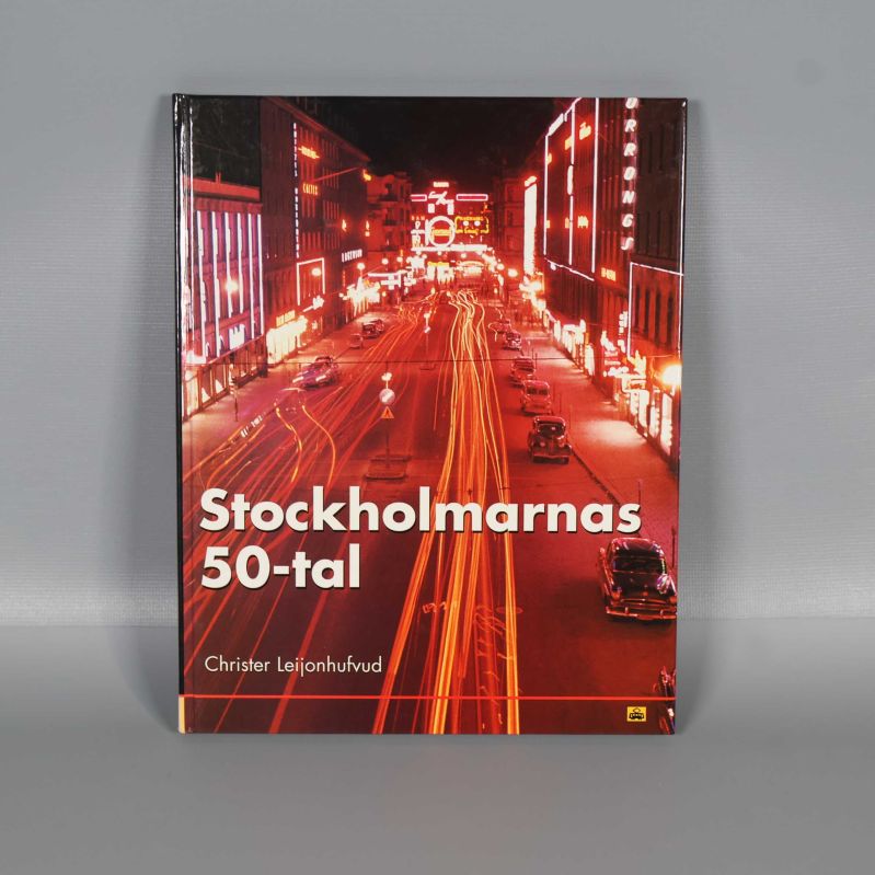 Framsida av boken Stockholmarnas 50-tal med nattmotiv från Stockholm