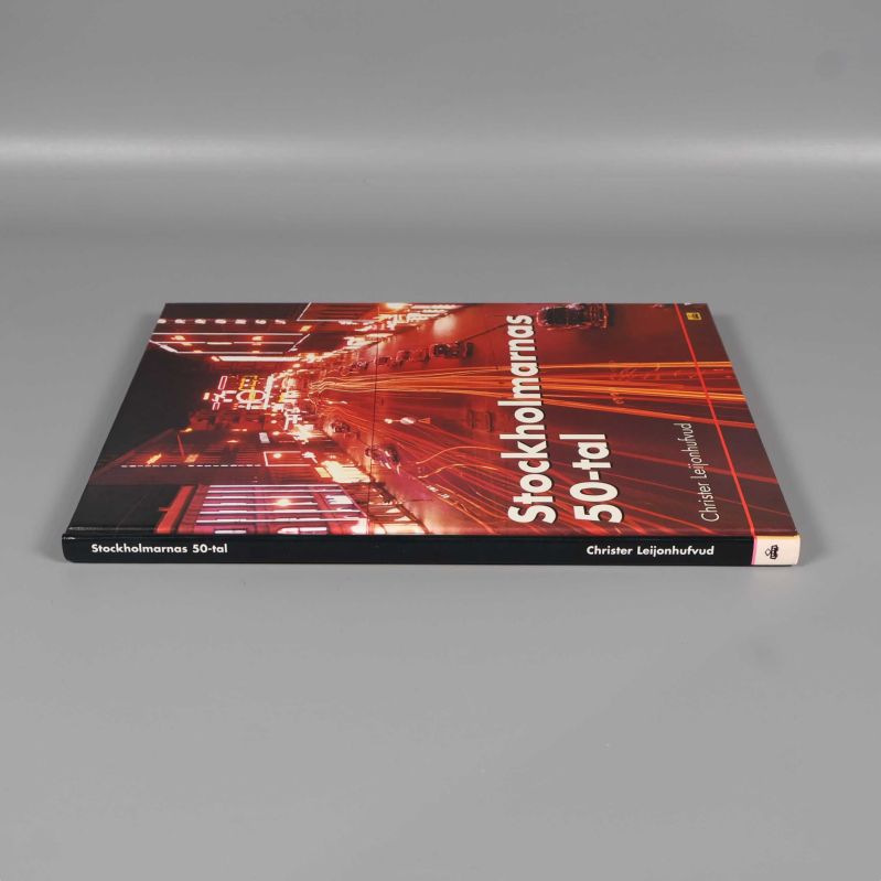 Boken Stockholmarnas 50-tal liggande med rygg synlig