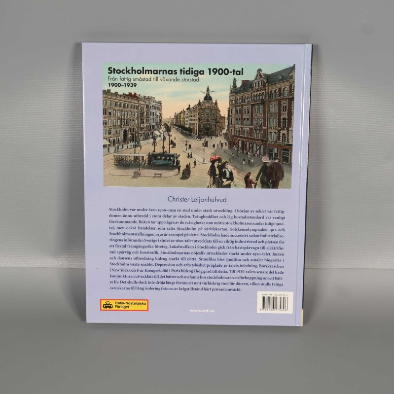 Baksidan av boken Stockholmarnas tidiga 1900-tal med beskrivning och foto på stadsmiljö