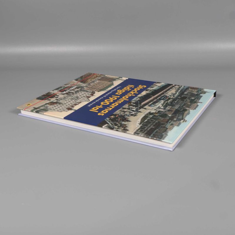 Boken Stockholmarnas tidiga 1900-tal liggande med färgtryckt omslag synligt