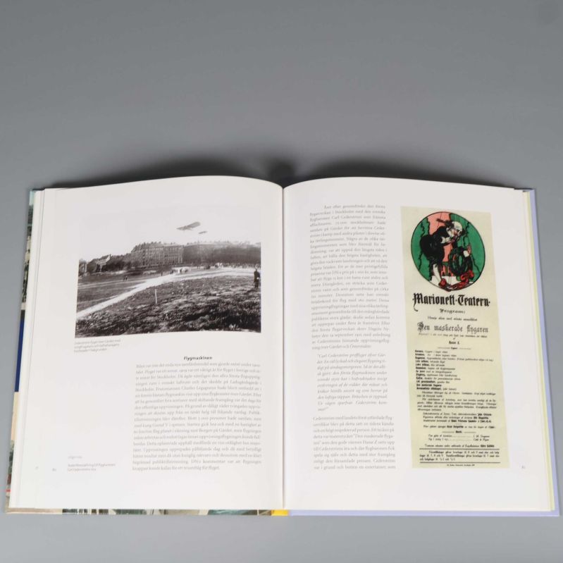 Uppslag ur boken med bild på flygmaskin och teaterannons