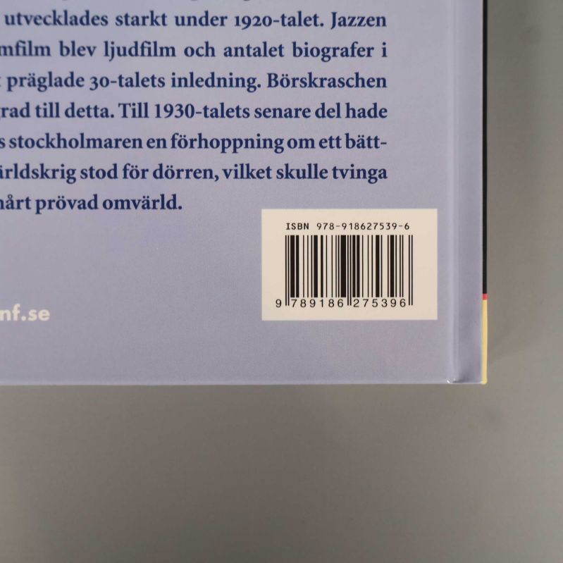 Närbild av bokens baksida med ISBN och streckkod