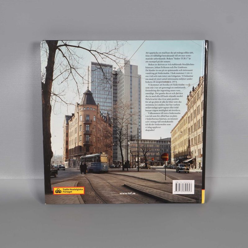 Baksida av boken med stadsvy och beskrivande text