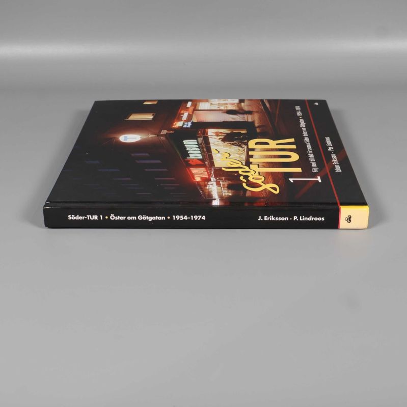 Bokrygg där det står Söder-Tur 1 och författarnamn