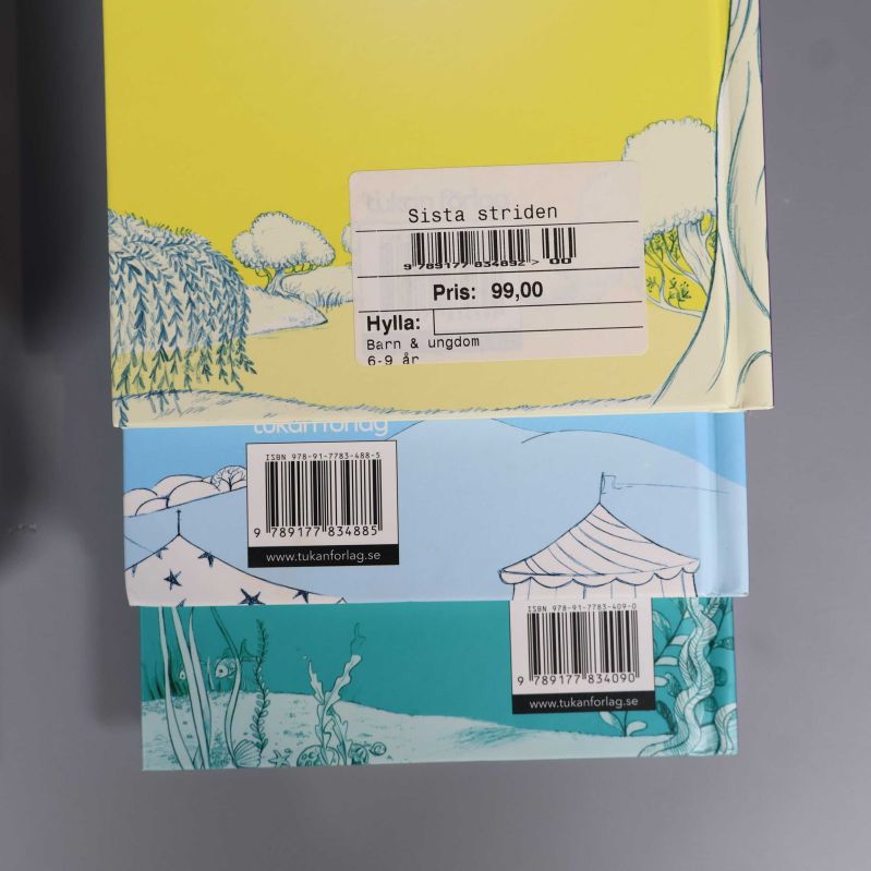 Baksidor av tre böcker med etikett och ISBN-nummer tydliga