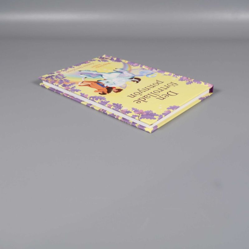 Boken Den förtrollade ponnyön liggande med framsidan uppåt