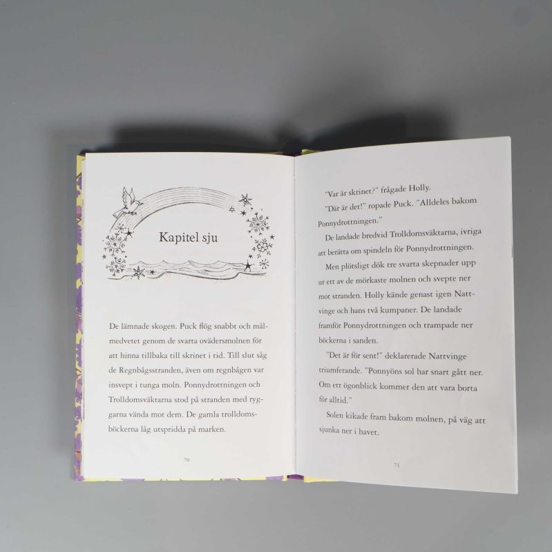 Uppslag med kapitel ur Den förtrollade ponnyön, svartvit dekoration och tydlig text