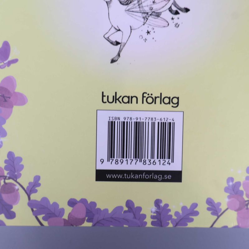 Närbild på baksida av boken med streckkod och ISBN-nummer