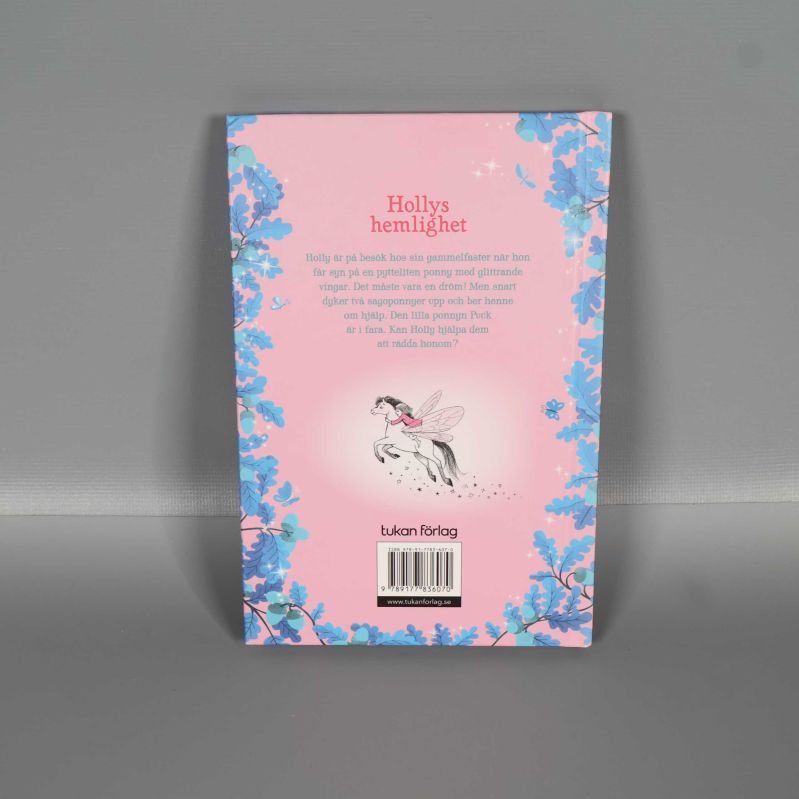 Baksida av Den förtrollade ponnyön med beskrivning, illustration och ISBN