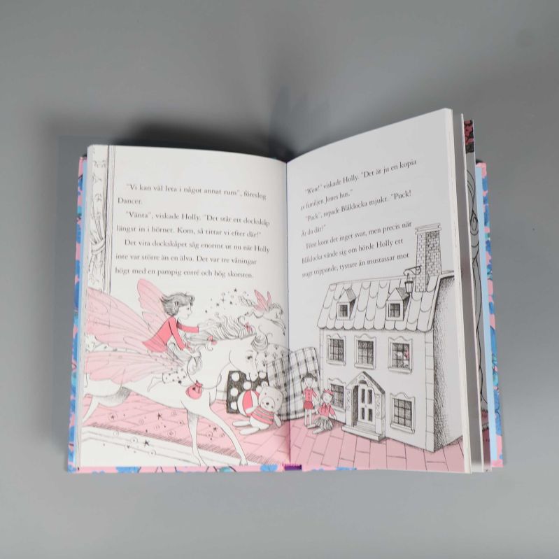 Uppslag ur boken med svartvita illustrationer och svensk text