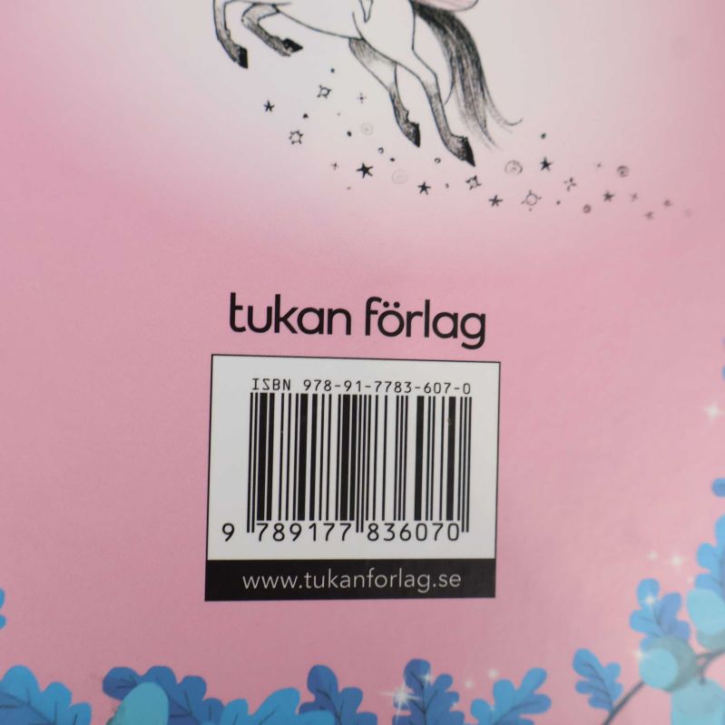 Närbild på ISBN och streckkod på bokens baksida