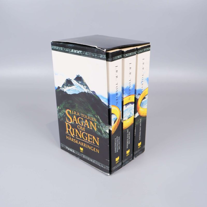 Bokbox Sagan om ringen-trilogin med tre böcker stående
