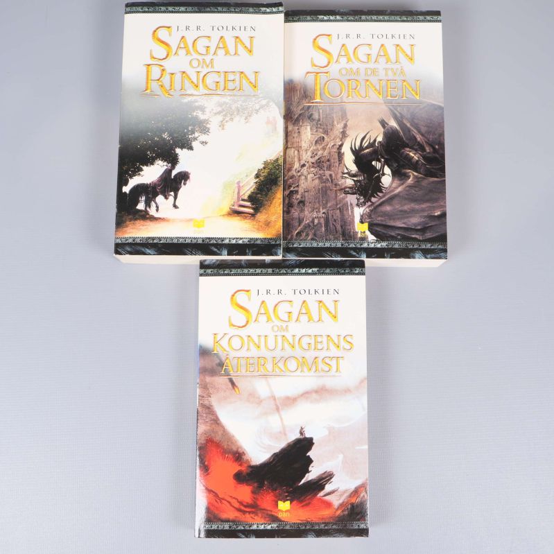 Tre utlagda böcker med Sagan om ringen omslagen synliga