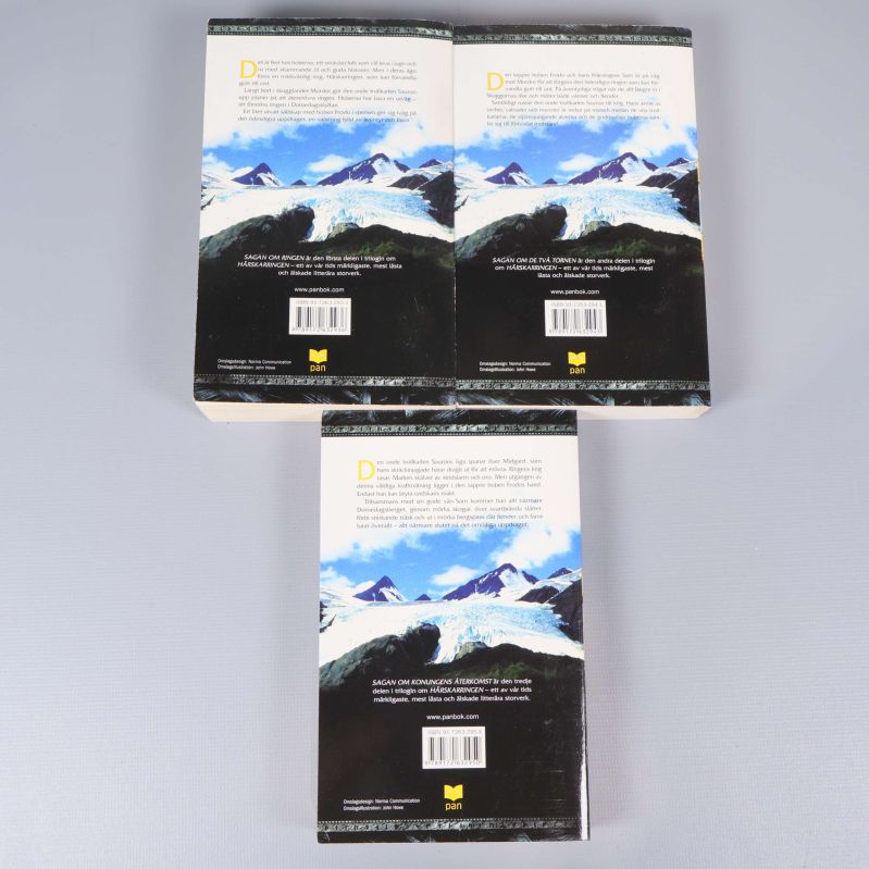 Baksidor på tre böcker med fjällmotiv från Sagan om ringen