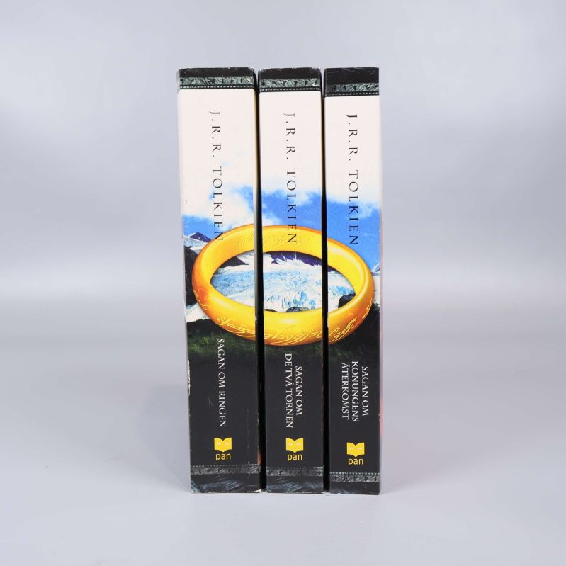 Ryggarna på tre böcker med Sagan om ringen-motiv