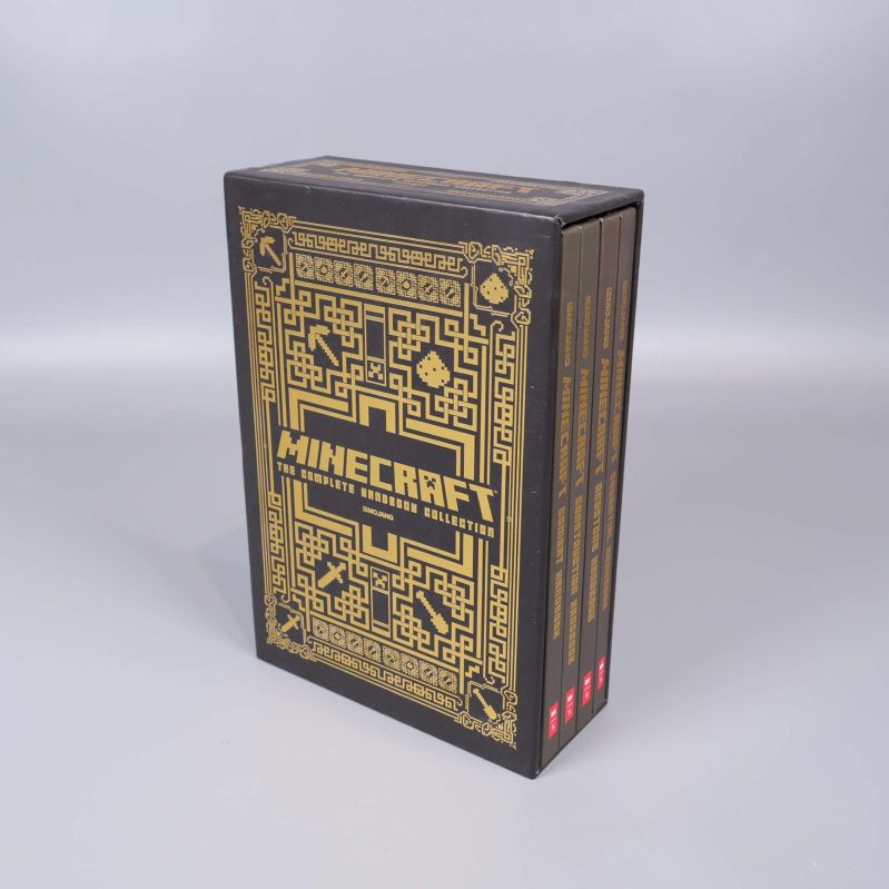 Minecraft bokbox med guldmönster och fyra böcker