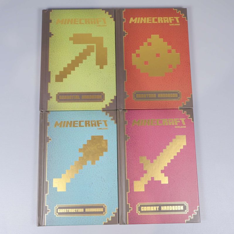 Fyra Minecraft handböcker i olika färger, framsidor