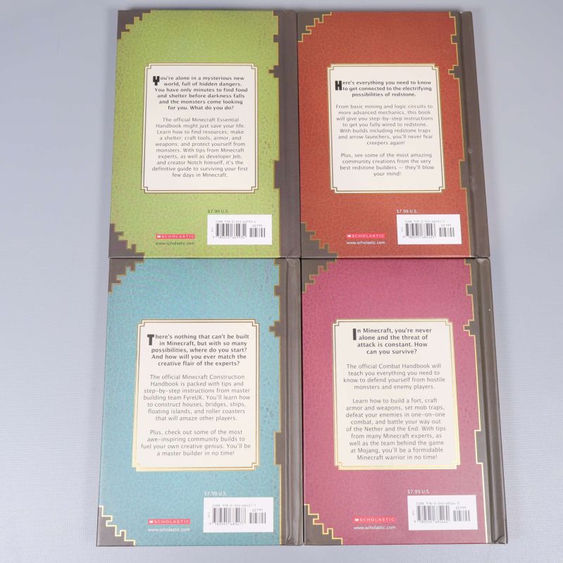 Baksidor av fyra Minecraft handböcker med engelska beskrivningar