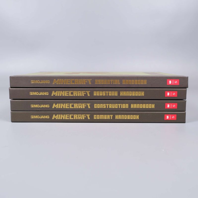 Fyra Minecraft-böcker staplade med ryggarna synliga