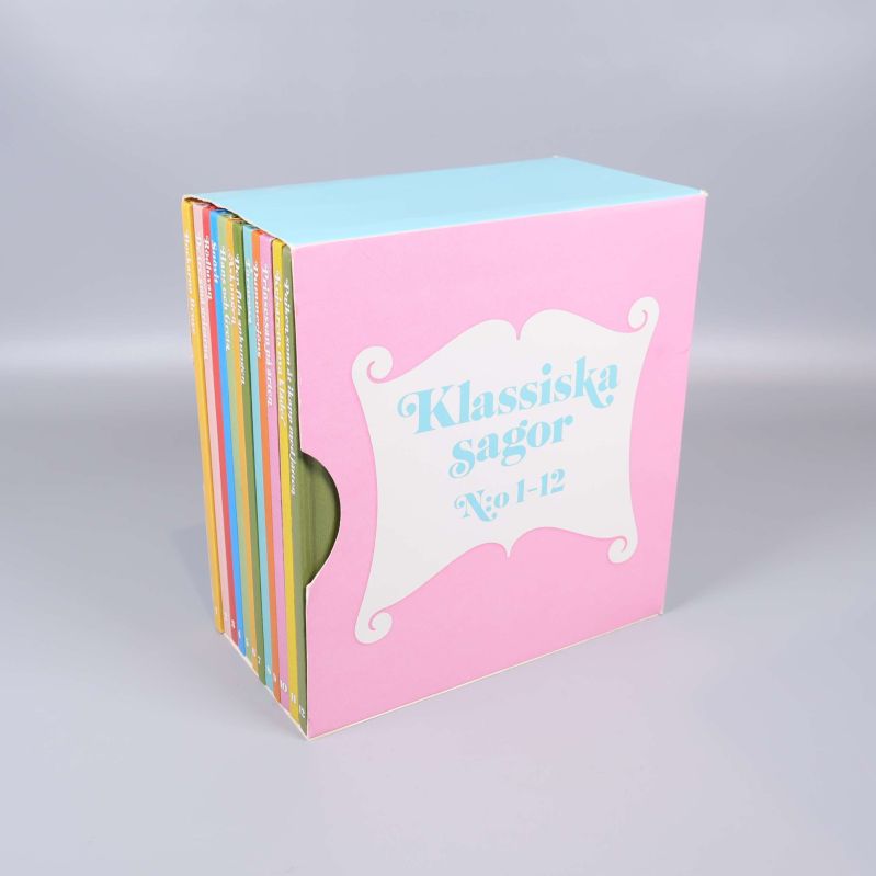 Bokbox med texten Klassiska sagor No 1-12 i pastellfärger