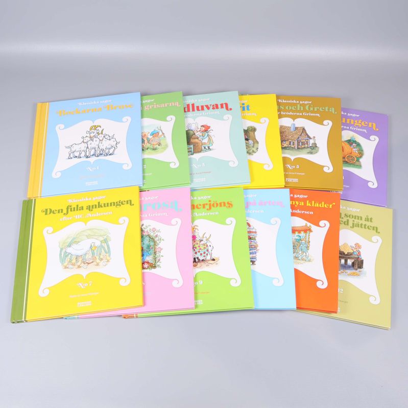 Tolv färgglada sagoböcker urklassiska sagor-serien uppställda på rad