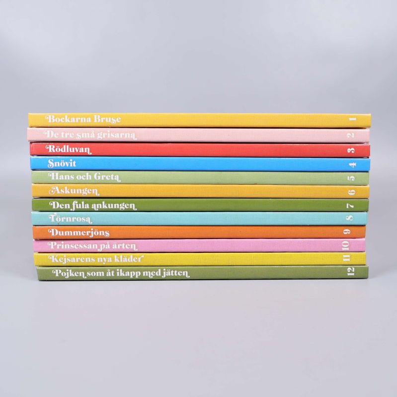Ryggar av tolv sagoböcker med titlar och nummer synliga