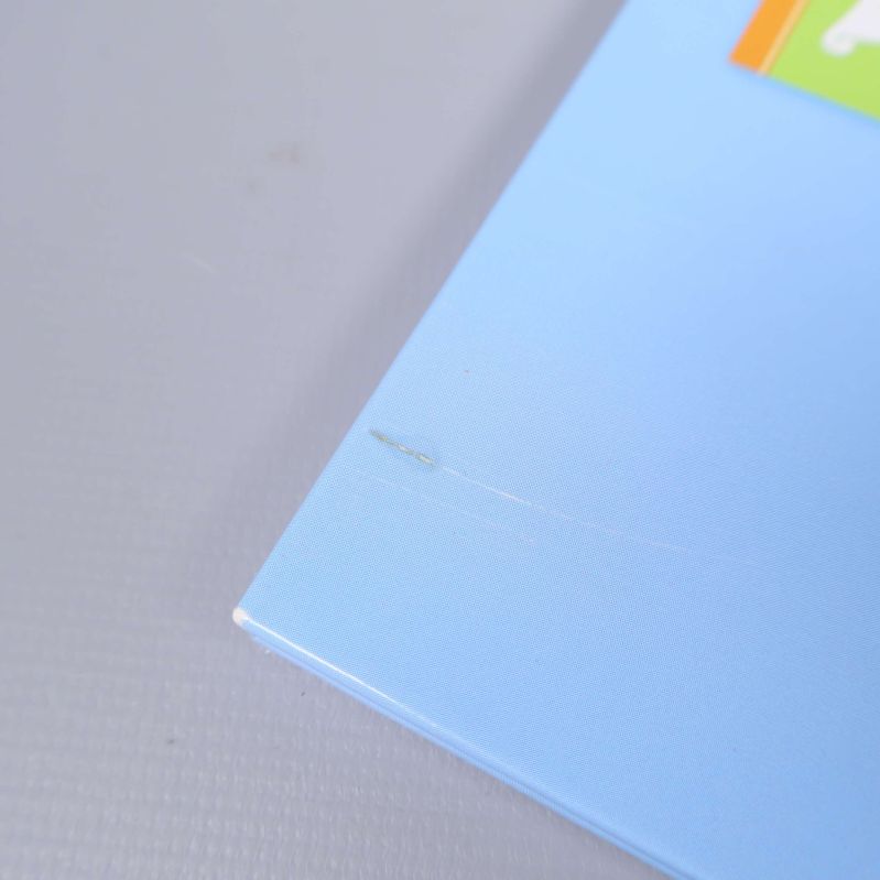 Närbild på ett hörn av bokboxen med ett mindre jack