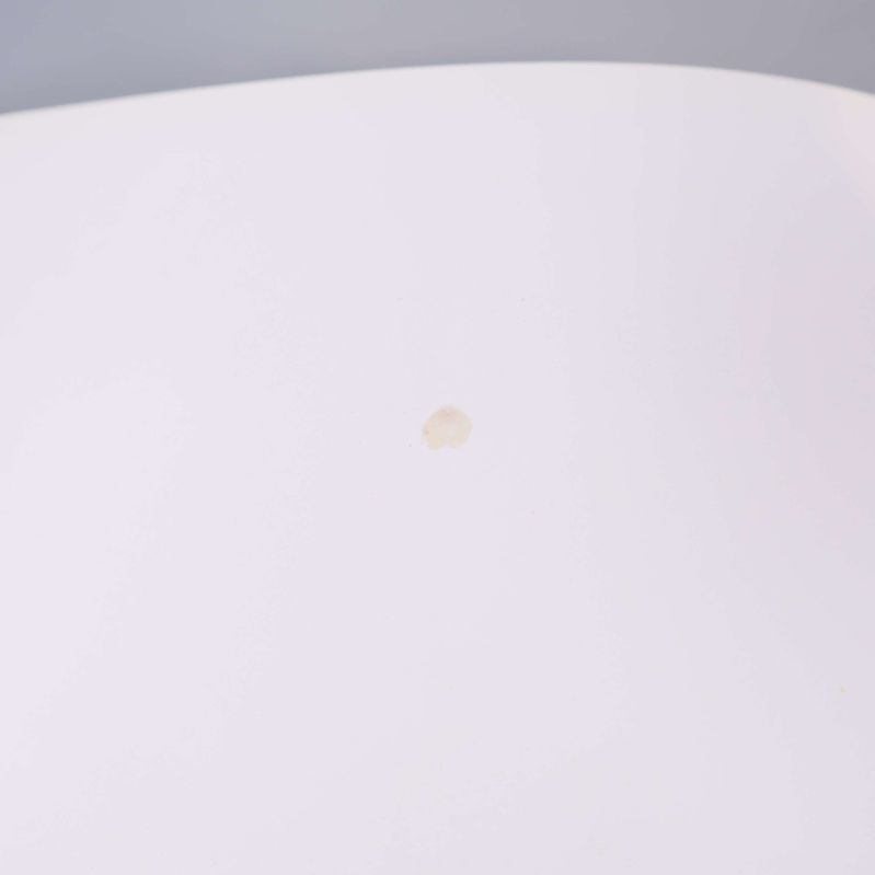 Innersida av bok med liten fläck på papperet