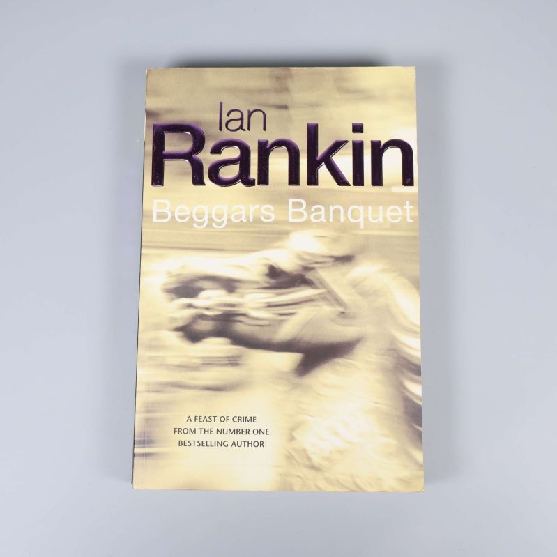 Framsida av boken Beggars Banquet med suddig bild och lila text