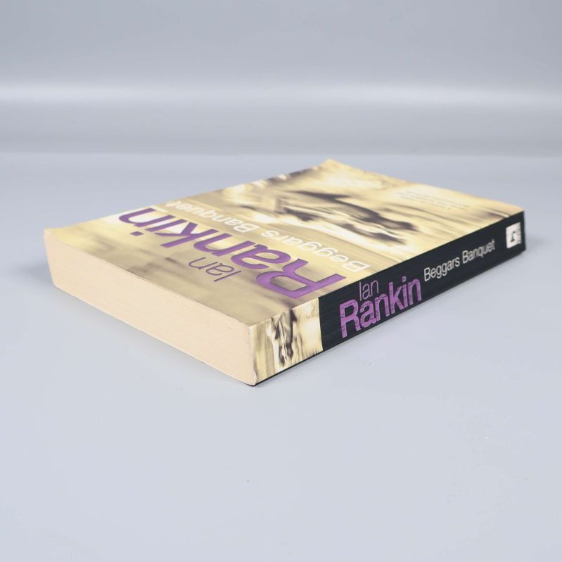 Boken Beggars Banquet sedd snett framifrån liggande på bord