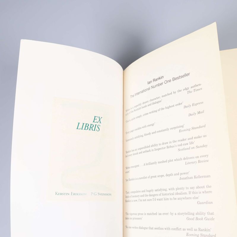 Inuti boken syns en Ex Libris-stämpel och text