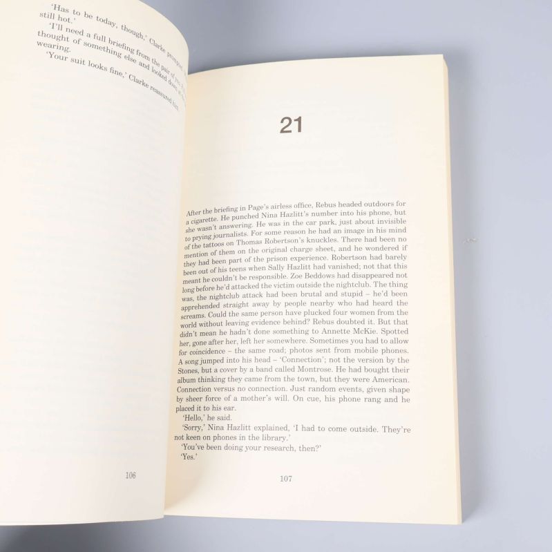 Uppslagen boksida med kapitelstart och engelsk text