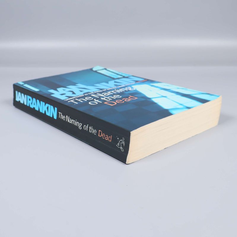 Sned vinkel av The Naming of the Dead framifrån