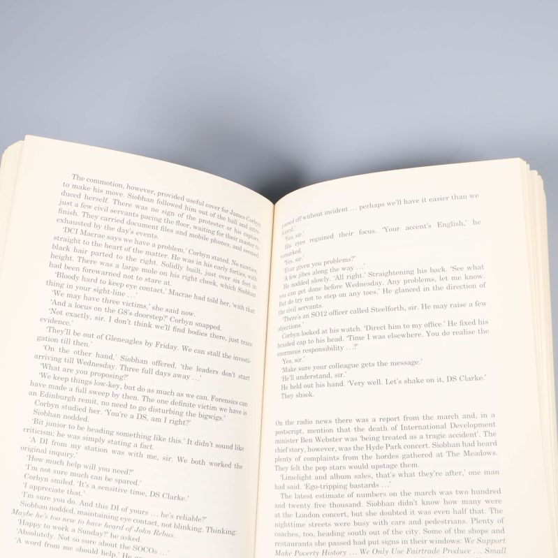 Uppslag med engelsk text från bokens inlaga