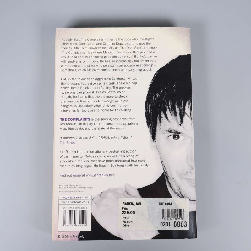 Bokens baksida med beskrivande text, foto på författaren samt ISBN och etikett