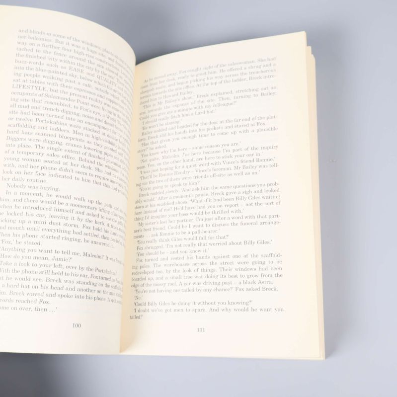 Öppet uppslag på bok, sidor 100 och 101, tryckt text synlig