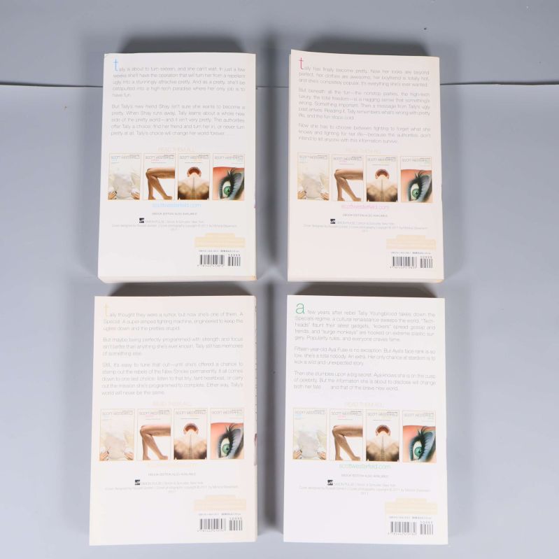 Baksidor av de fyra böckerna ur Uglies-serien