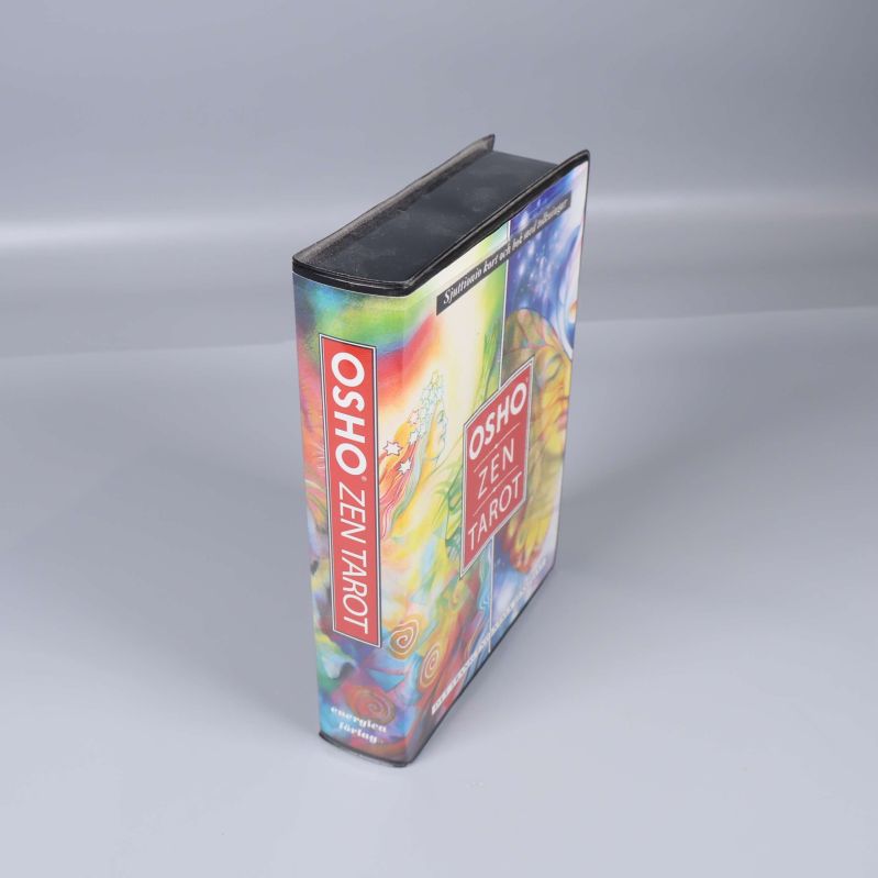 Osho Zen Tarot-boxen stående snett så boxens tjocklek syns