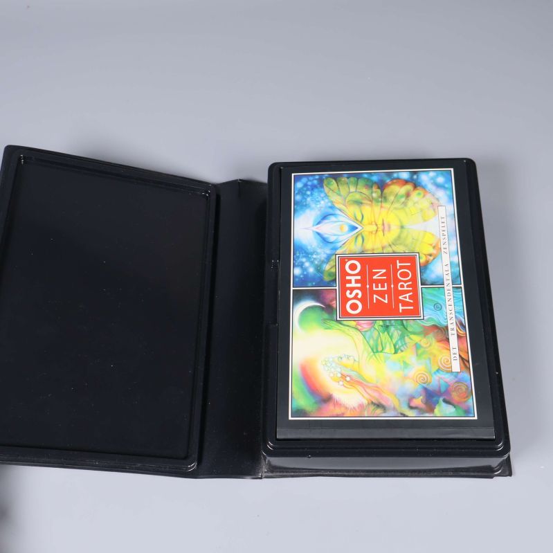 Öppen box med Osho Zen Tarot-bok och kortleken synliga