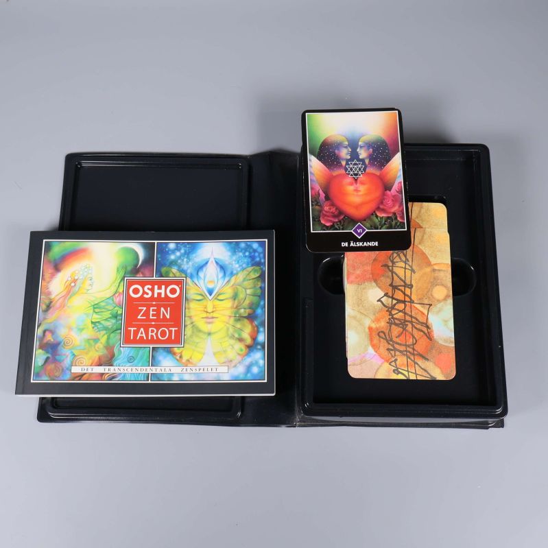 Osho Zen Tarot-bok och kort uppslagna i boxen, ett kort synligt ovanpå