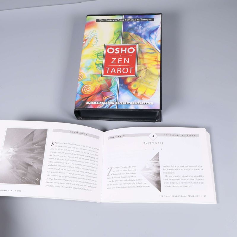 Osho Zen Tarot med tolkningsbok uppslagen framför boxen