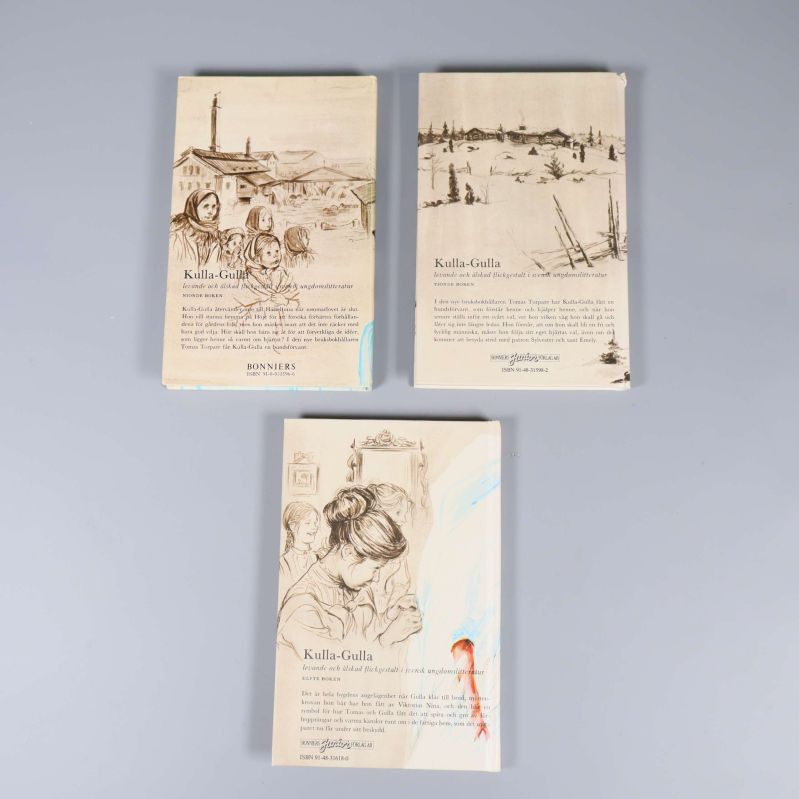 Baksidor av tre Kulla-Gulla böcker med tecknade motiv samt ISBN
