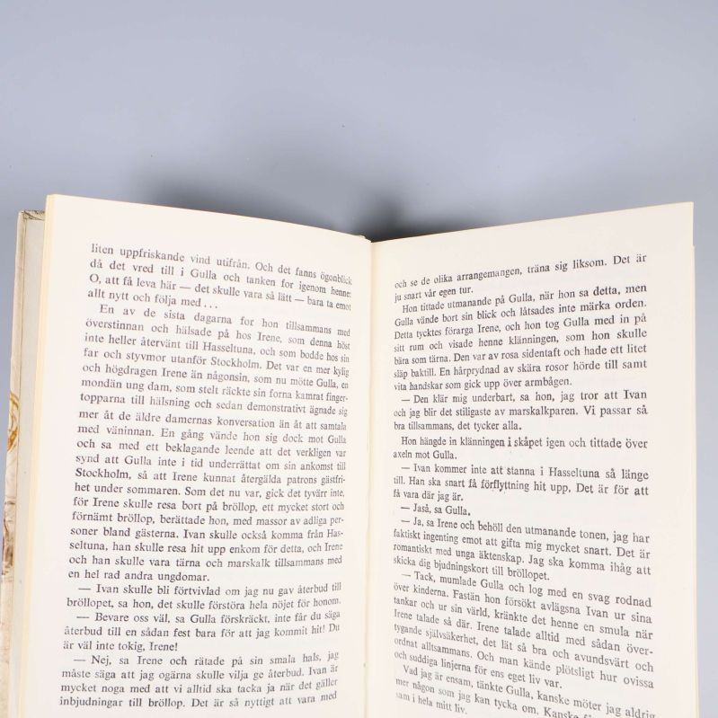 Uppslagen insida av Kulla-Gulla bok, tryckt text på svenska