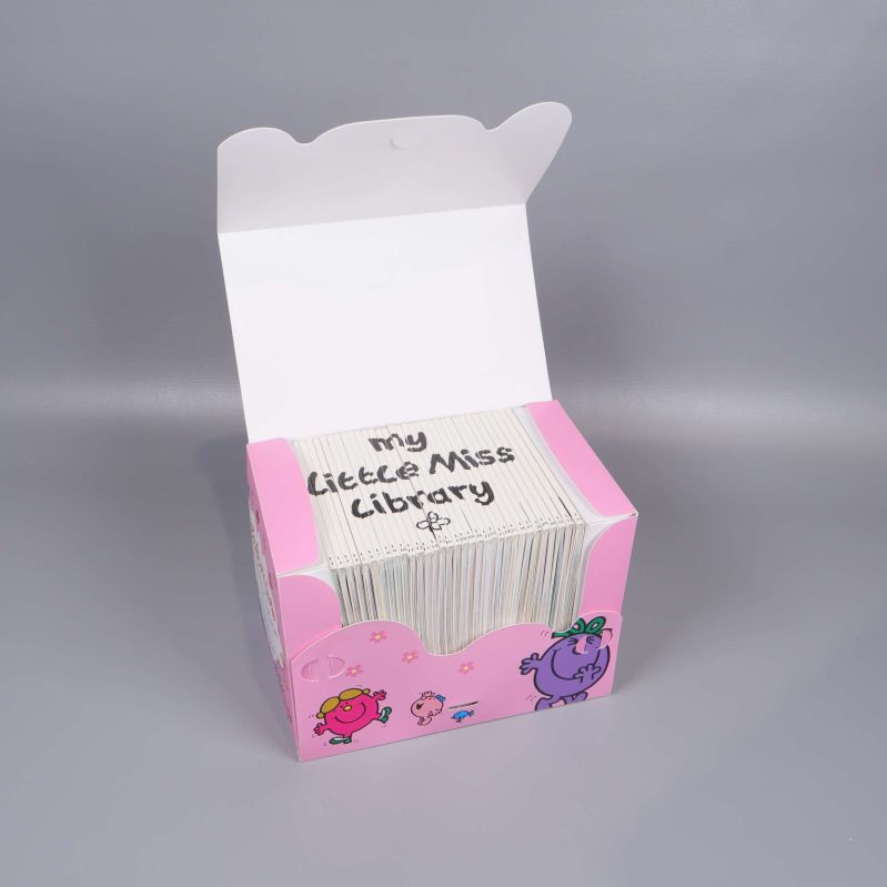 Öppen box som visar 33 böcker i rad i Little Miss-serien